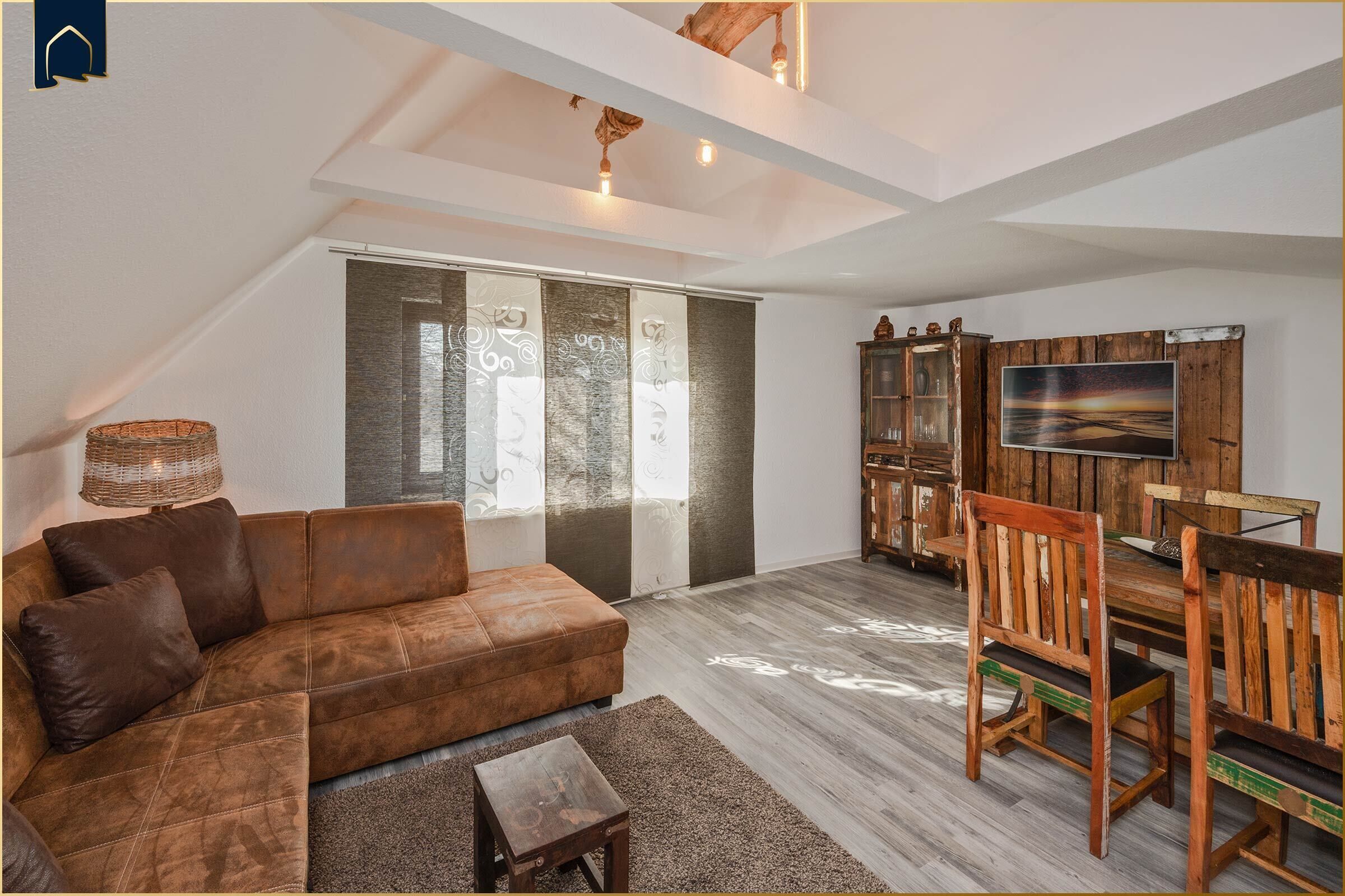 Fernseher, Kamin, Stereoanlage