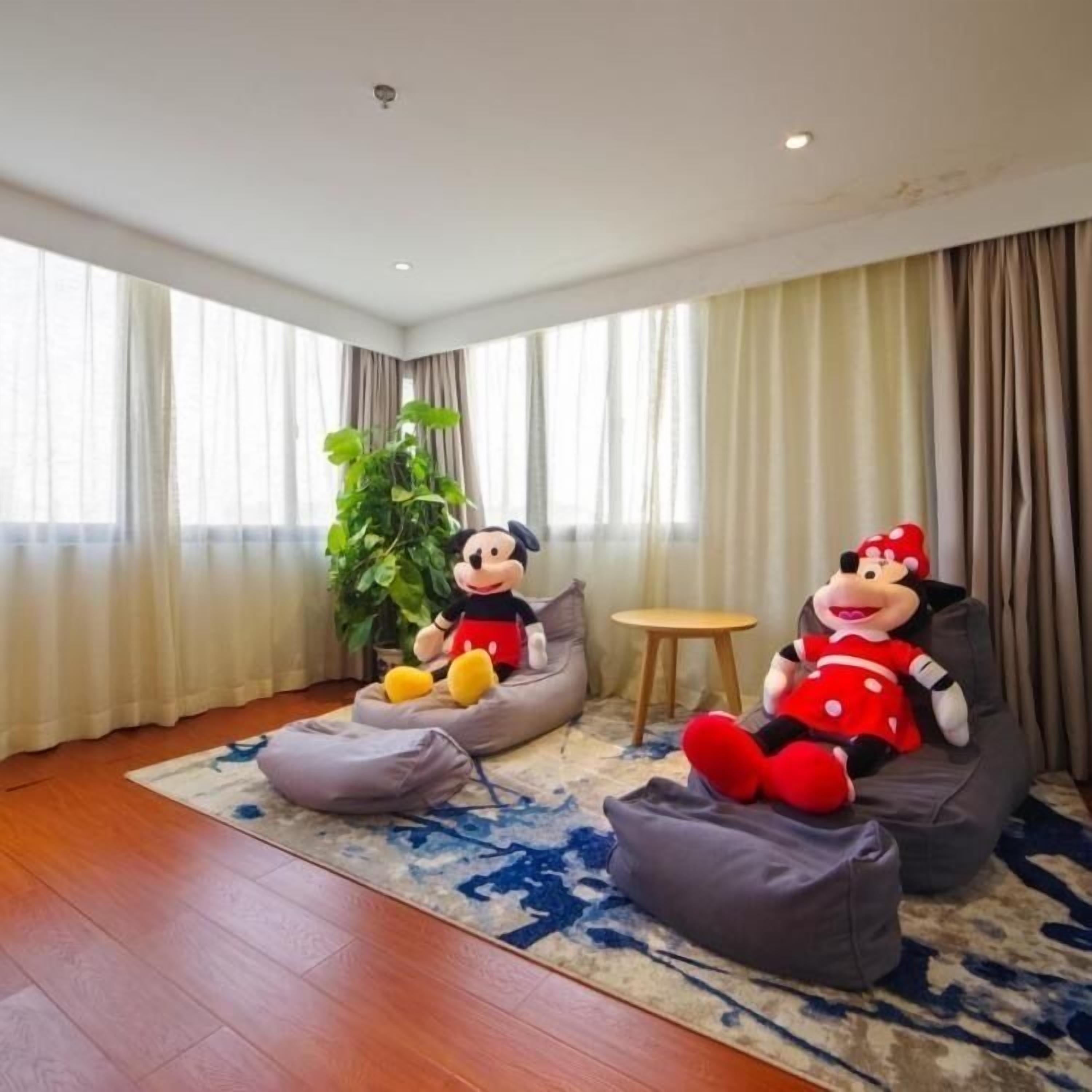 family suite, non smoking | living area | lcd tv