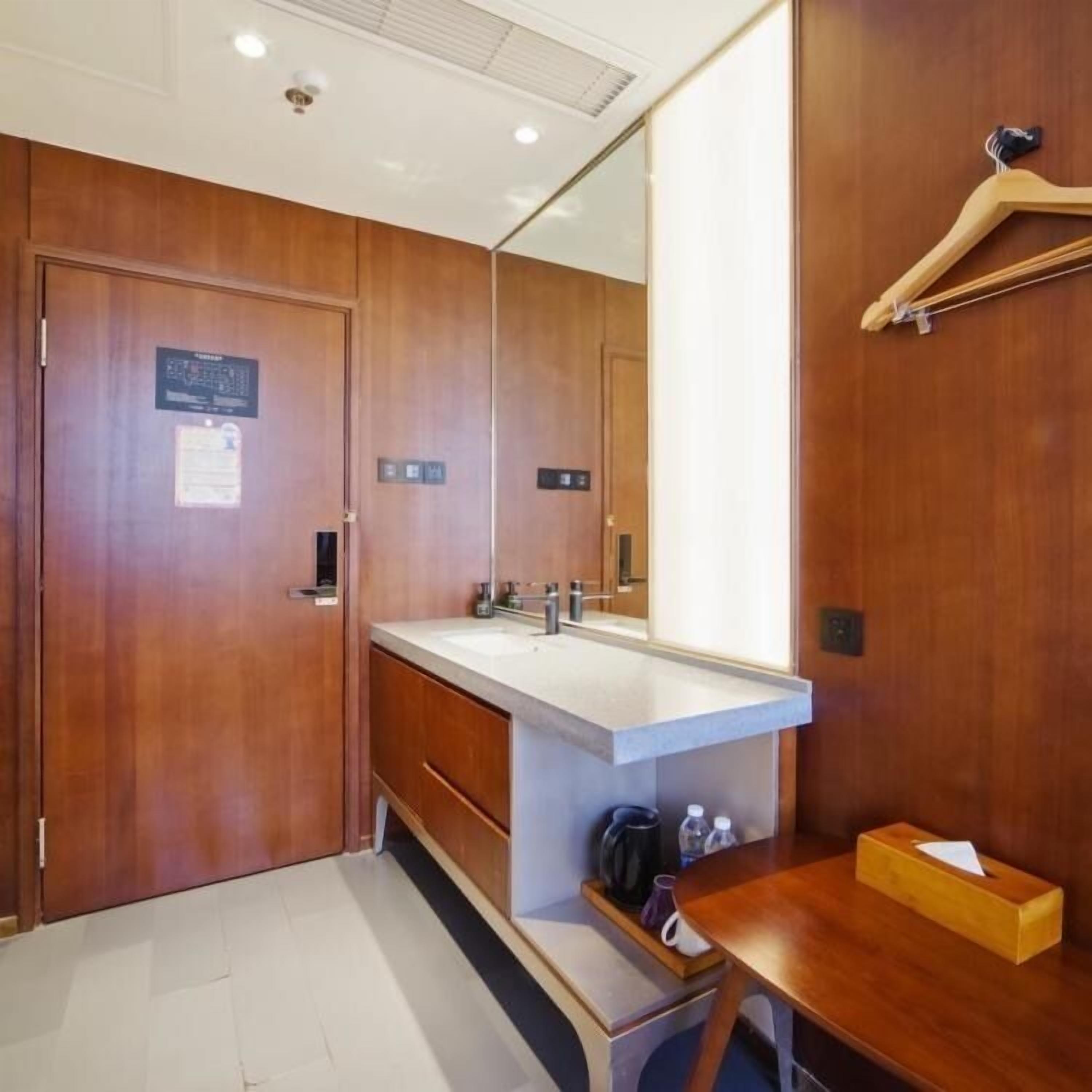 economy double room, non smoking | room amenity