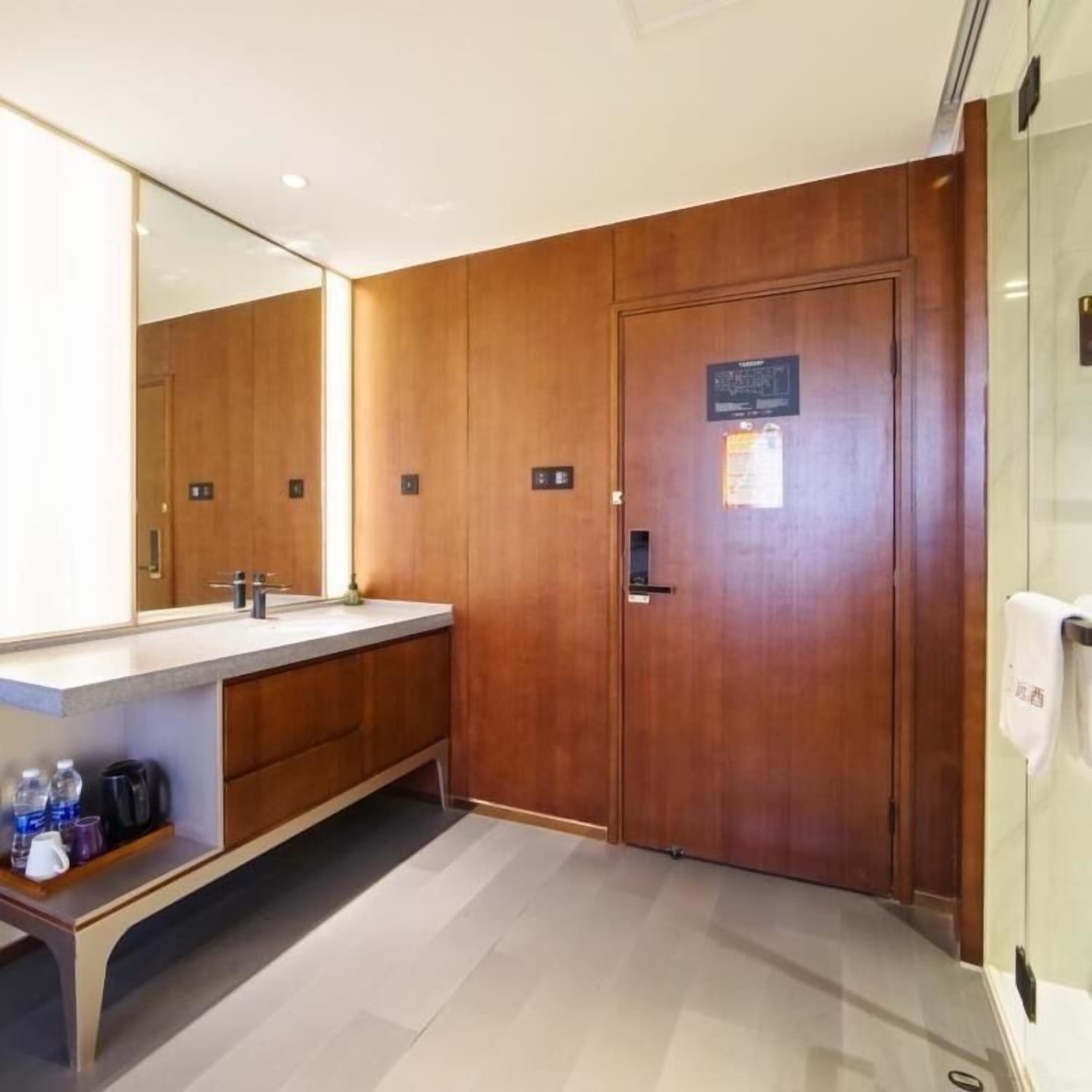 twin room, non smoking | bathroom | shower, free toiletries, hair dryer, slippers