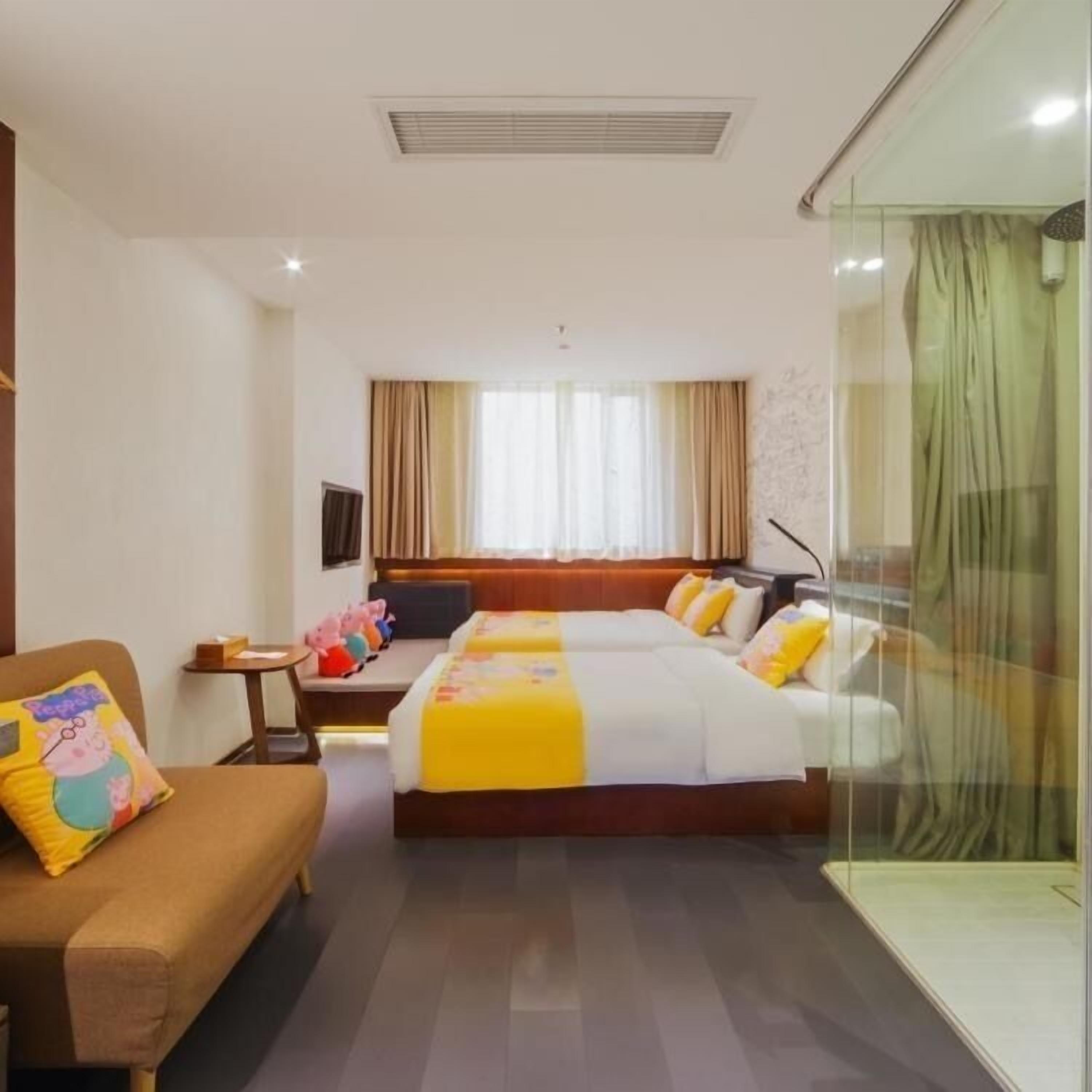 family room, non smoking | blackout curtains, free wifi, bed sheets