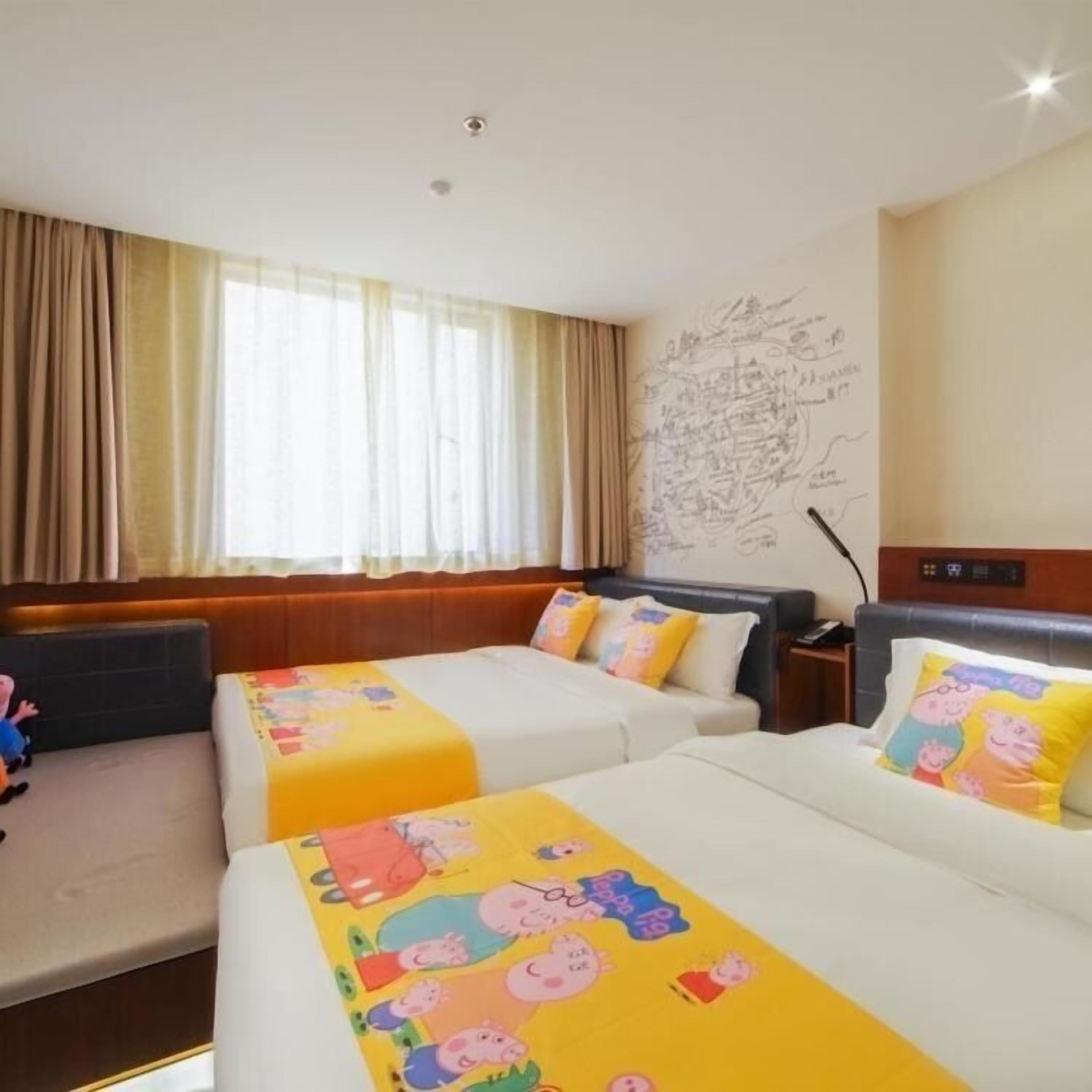 family room, non smoking | blackout curtains, free wifi, bed sheets