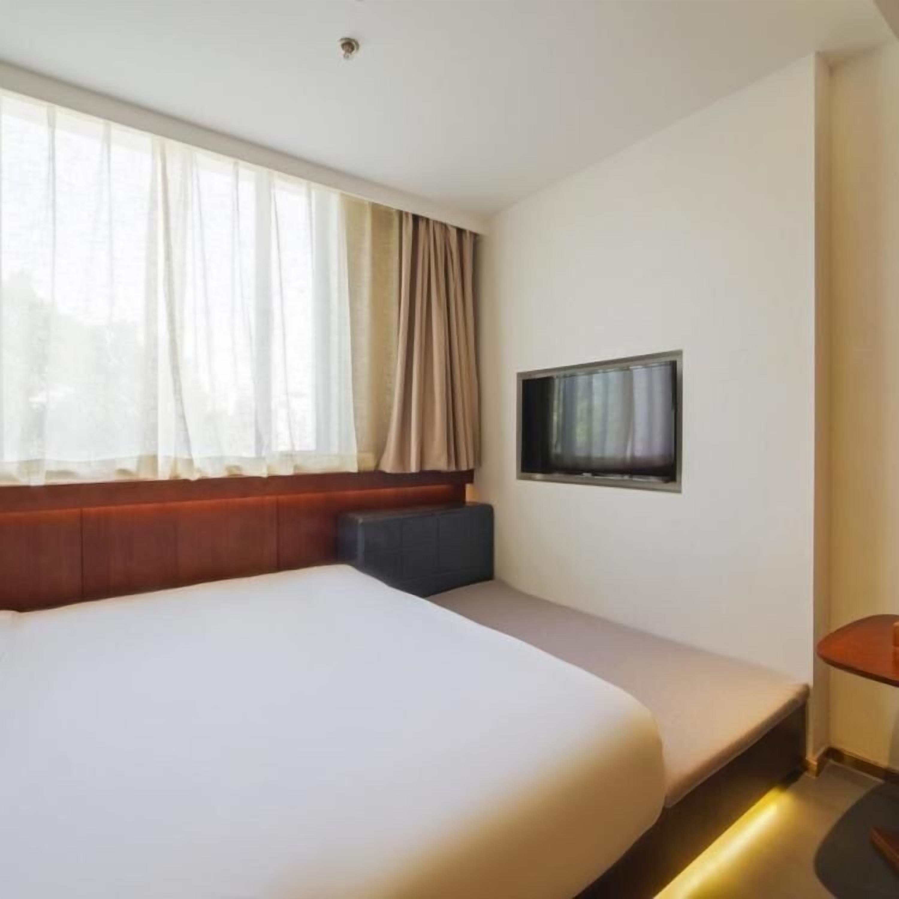 double room, non smoking | blackout curtains, free wifi, bed sheets