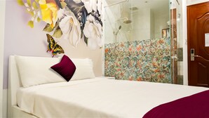 A hotel room with a bed, a shower area, and a door. - Hoang Van Homestay Nha Trang (Bac Nha Trang)