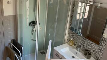SĂšche-cheveux, serviettes fournies, papier toilette