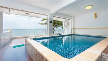 Kolam renang indoor