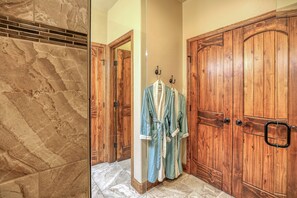 Dusche, Haartrockner, Handtücher, Shampoo