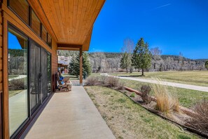 Terrace/patio - Downtown Townhome next to River, Yamaguchi Park, & Downtown Fun! Fireplace, Garage, Patio (Pagosa Springs)