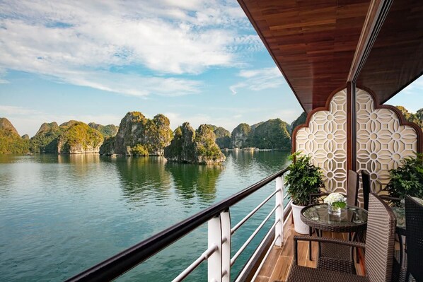 Minibar, in-room safe, desk, free WiFi - Aspira Cruises (Ha Long)