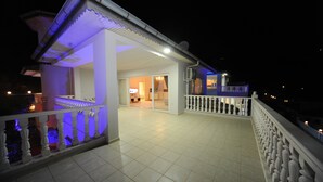A spacious balcony with a tiled floor and a white railing. - Helena Villa (Alanya)