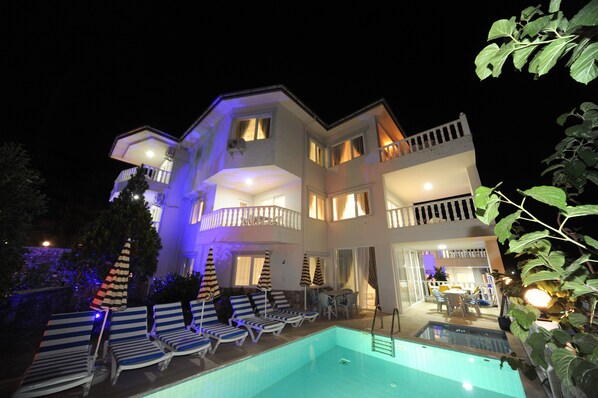 Front of property – evening/night - Helena Villa (Alanya)