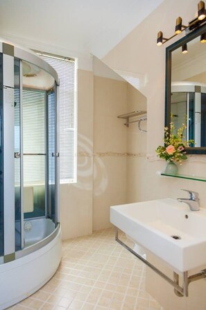Vila premier | Banheiro | Chuveiro com efeito de chuva, secador de cabelo, bidê, toalhas de banho