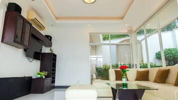 TV màn hình phẳng 32-inch có truyền hình cáp, TV