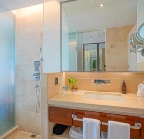 Shower, free toiletries, hair dryer, slippers - Nanjing RSUN Hotel (Nanjing)