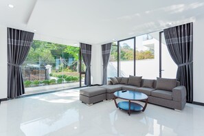 32-inch flat-screen TV with cable channels, TV - Villa Viba (Ho Chi Minh City)