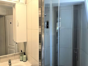 Apartment | Badezimmer | Handtücher, Seife, Toilettenpapier