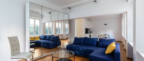 Căn hộ, 1 phòng ngủ | Phòng khách | TV màn hình phẳng