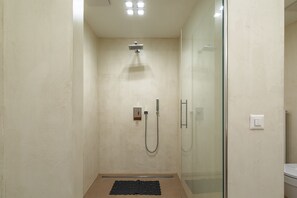 Appartement, 1 chambre | Salle de bain | Douche, séchoir à cheveux, bidet, serviettes fournies