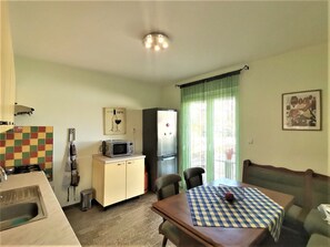 Apartment, 3 Bedrooms | In-room dining