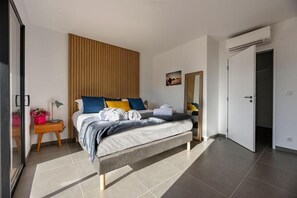 セーフティボックス (室内)、客室ごとに異なる装飾、客室ごとに異なるインテリア、デスク