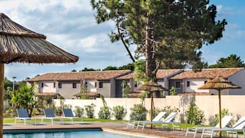 Piscina all'aperto, una piscina riscaldata, lettini