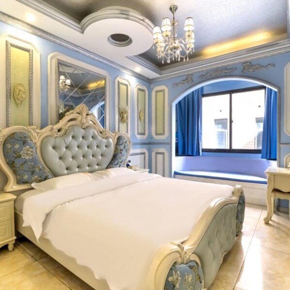 欧式宫廷大床房 | 办公桌、遮光窗帘、免费 WiFi