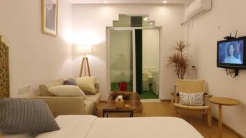 Luxury Double Room | Desk, blackout drapes, free WiFi