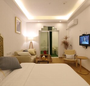 ins风轻奢大床房 | 办公桌、遮光窗帘、免费 WiFi