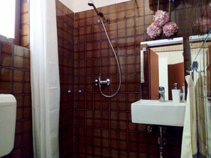 Appartement, 1 chambre | Salle de bain | Serviettes fournies, papier toilette