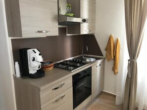Fridge, oven, stovetop, coffee/tea maker