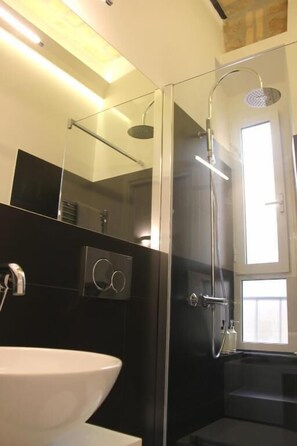 Shower, rainfall showerhead, designer toiletries, hair dryer - Luxury Rooms near Colosseum (Rome)