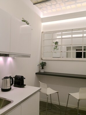 Fridge, microwave, espresso maker, electric kettle - Luxury Rooms near Colosseum (Rome)