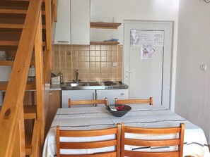 Studio (4) | Essbereich im Zimmer