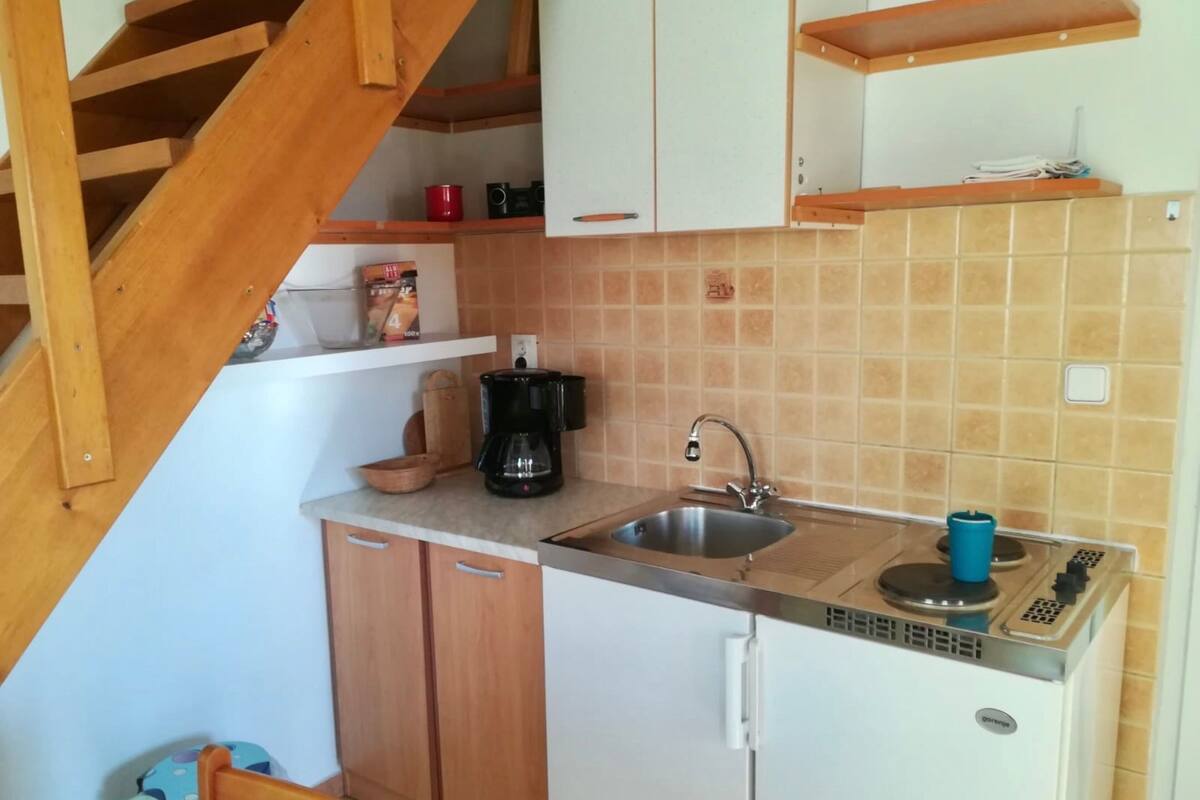 Studio (2) | Eigene Kochnische | Kühlschrank, Herdplatte, Wasserkocher, Kochgeschirr/Geschirr/Besteck