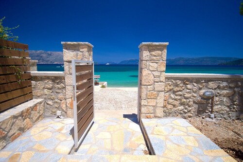 Loputon sininen talo rannan tuntumassa - poreallas