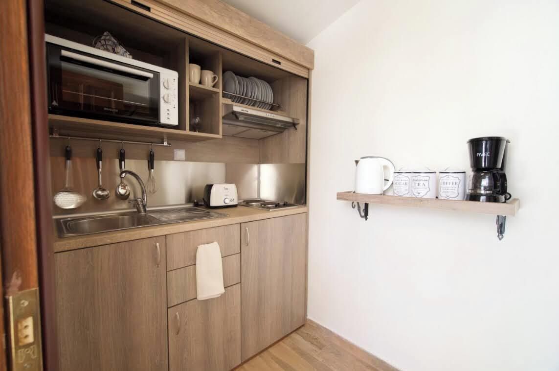 Réfrigérateur, four, plaque de cuisson, cafetière/bouilloire