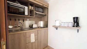 Réfrigérateur, four, plaque de cuisson, cafetière/bouilloire