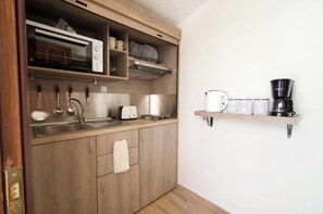 Jääkaappi, uuni, liesi, kahvin-/teenkeitin