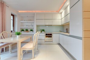 Comfort-Apartment, 2 Schlafzimmer, Blick auf den Innenhof | Essbereich im Zimmer