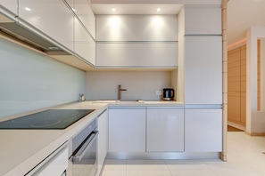 Comfort-Apartment, 2 Schlafzimmer, Blick auf den Innenhof | Eigene Küche | Großer Kühlschrank, Ofen, Herdplatte, Geschirrspüler