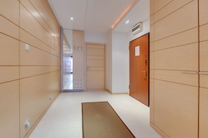 Comfort-Apartment, 2 Schlafzimmer, Blick auf den Innenhof | Wohnzimmer | Flachbildfernseher