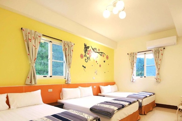 Family Room (6PAX) | Desk, free WiFi
