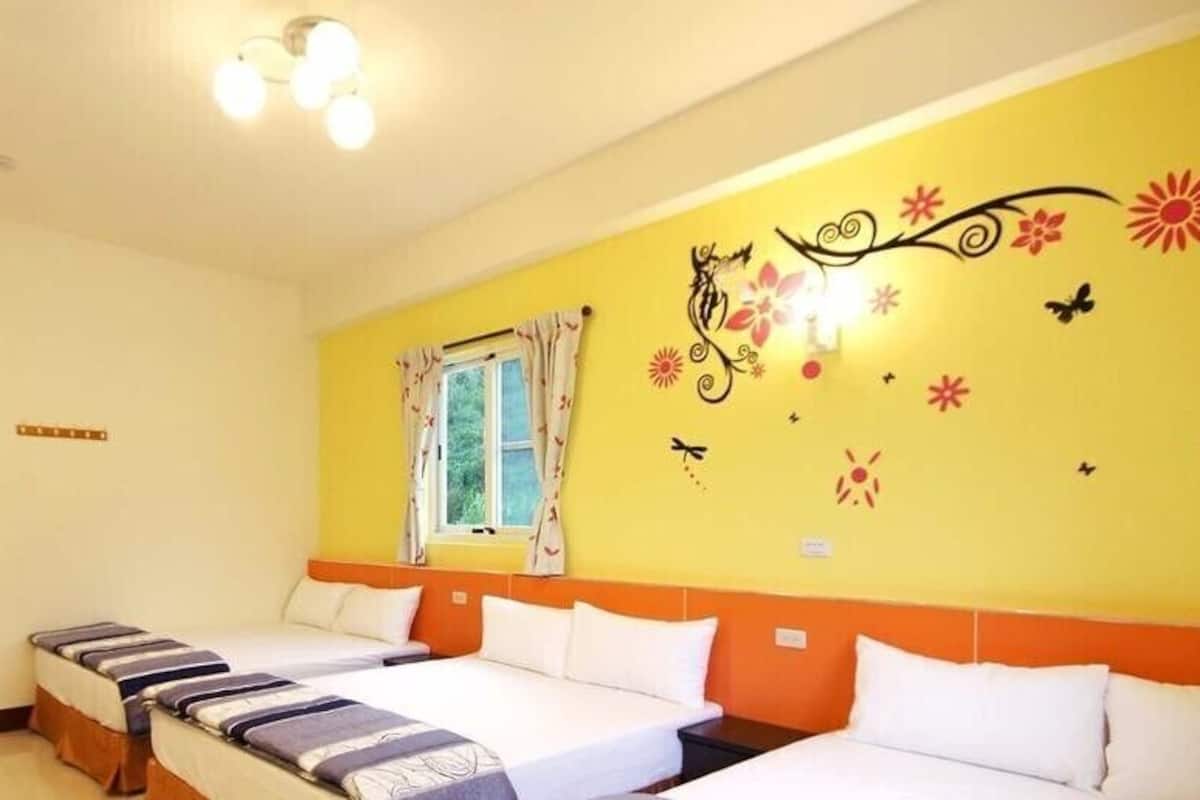 Family Room (6PAX) | Desk, free WiFi