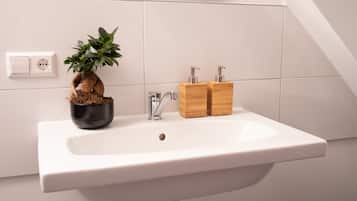 Deluxe Room, 1 Queen Bed | Bathroom sink