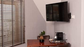 Superior Triple Room, 1 Queen Bed with Sofa bed, Bathtub | Television