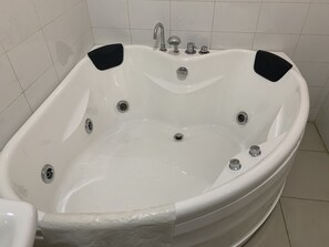 Bathtub, towels