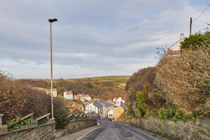 House | Bathroom | Shower, hair dryer, towels - Gun Gutter House (Saltburn-by-the-Sea)