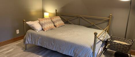 3 slaapkamers, een strijkplank/strijkijzer, wifi, beddengoed