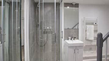 Luxury House | Bathroom | Shower, free toiletries, hair dryer, towels