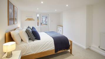 Luxury House | Premium bedding, laptop workspace, soundproofing, free WiFi